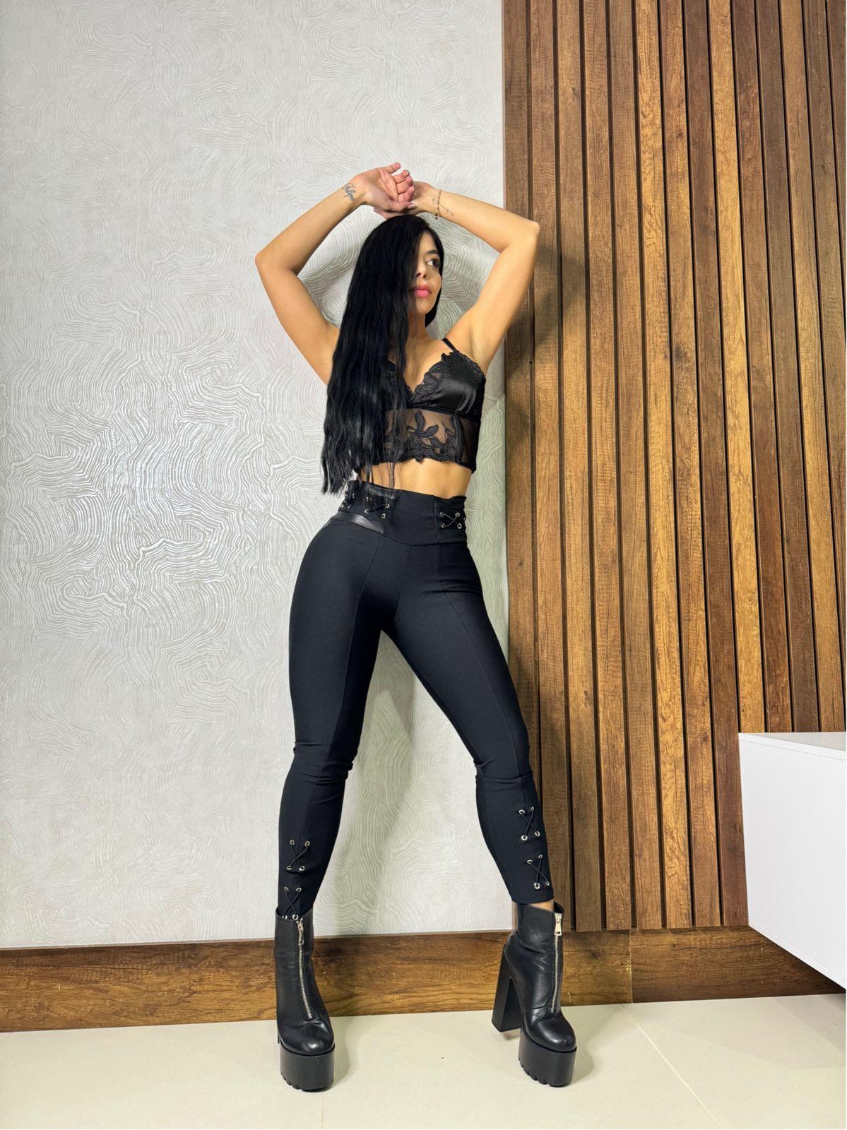 PANTALON CASUAL EFECTO CUERO GLOSSY